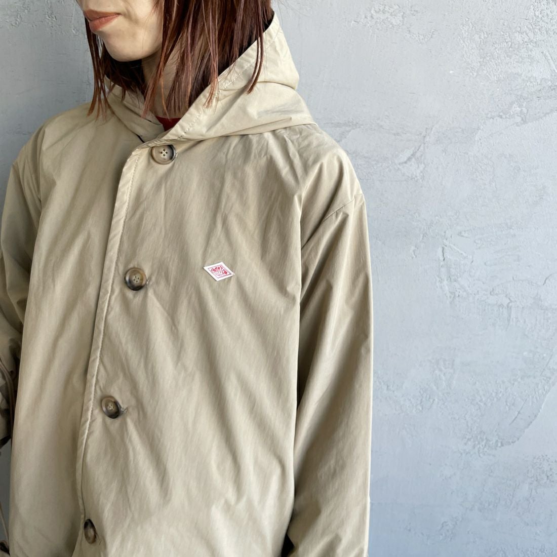 DANTON [ダントン] ピーチタフタ フーデッドジャケット [DT-A0673PNT] BEIGE &&モデル身長：158cm 着用サイズ：36&&