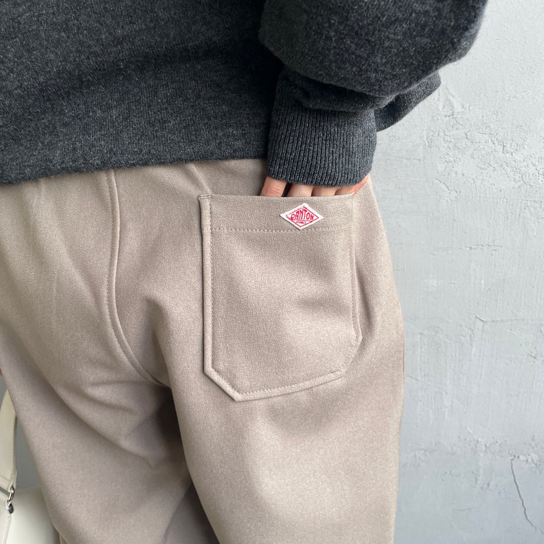 DANTON [ダントン] タックパンツ [DT-E0274FLP] TAUPE &&モデル身長：158cm 着用サイズ：36&&