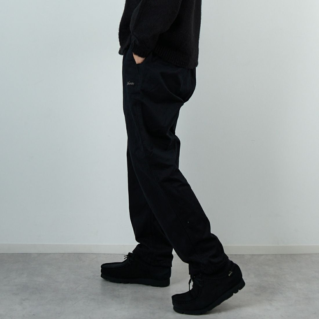 NANGA [ナンガ] ウェビングベルトチノテーパードパンツ [N2530-1D086A] BLK &&モデル身長：179cm 着用サイズ：M&&