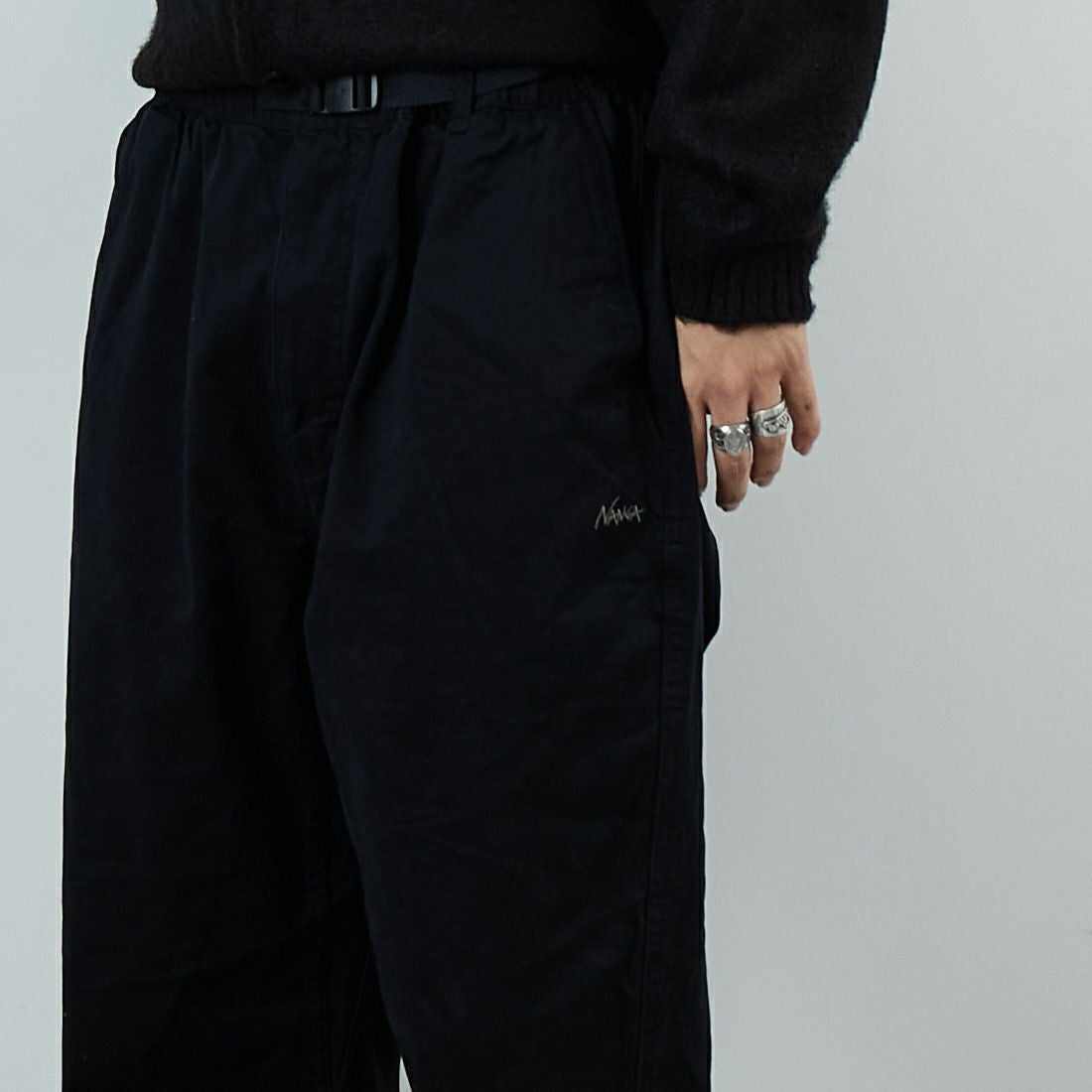 NANGA [ナンガ] ウェビングベルトチノテーパードパンツ [N2530-1D086A] BLK &&モデル身長：179cm 着用サイズ：M&&