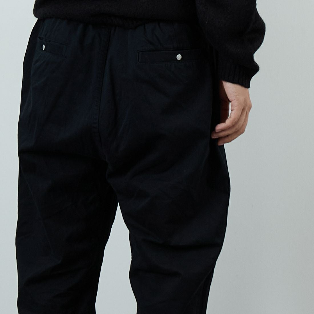 NANGA [ナンガ] ウェビングベルトチノテーパードパンツ [N2530-1D086A] BLK &&モデル身長：179cm 着用サイズ：M&&