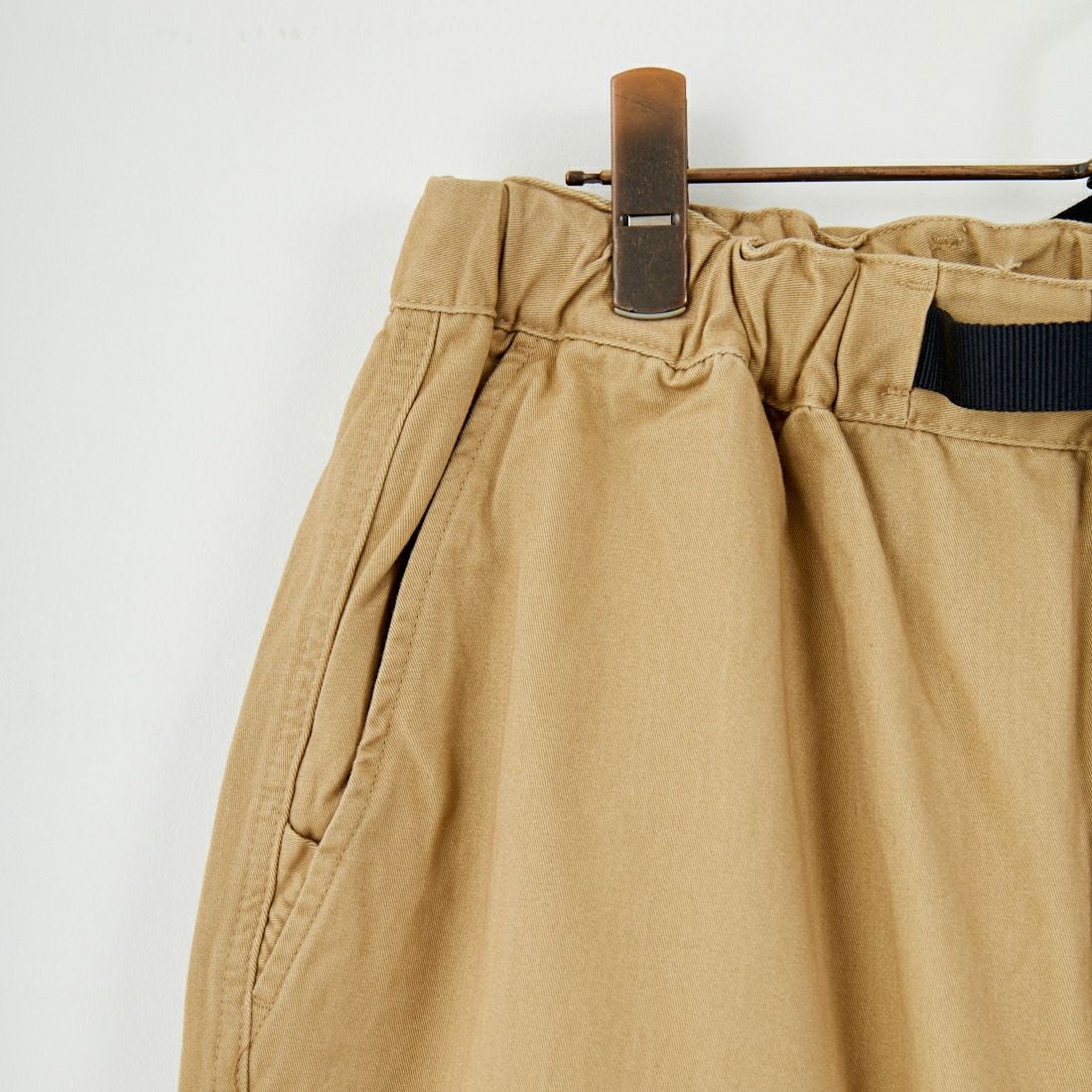 NANGA [ナンガ] ウェビングベルトチノテーパードパンツ [N2530-1D086A] BEG