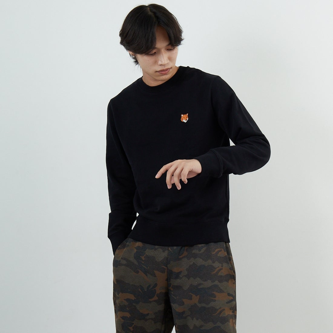 MAISON KITSUNE [メゾン キツネ] フォックスヘッド レギュラースウェット [PM00303KM0340] P199 BLACK &&モデル身長：179cm 着用サイズ：S&&
