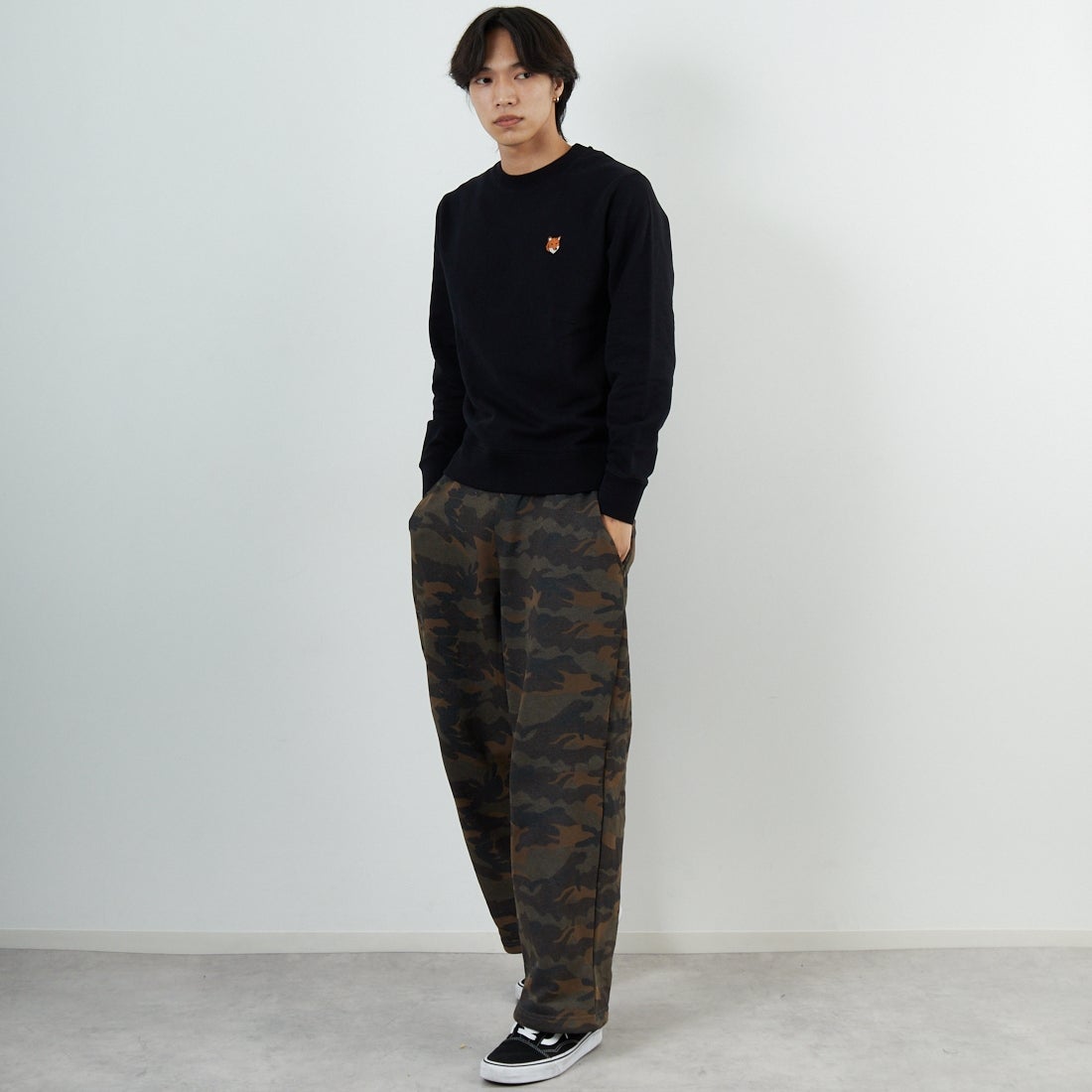 MAISON KITSUNE [メゾン キツネ] フォックスヘッド レギュラースウェット [PM00303KM0340] P199 BLACK &&モデル身長：179cm 着用サイズ：S&&