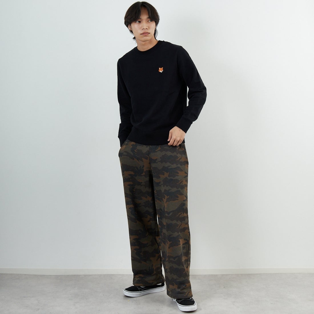 MAISON KITSUNE [メゾン キツネ] フォックスヘッド レギュラースウェット [PM00303KM0340] P199 BLACK &&モデル身長：179cm 着用サイズ：S&&