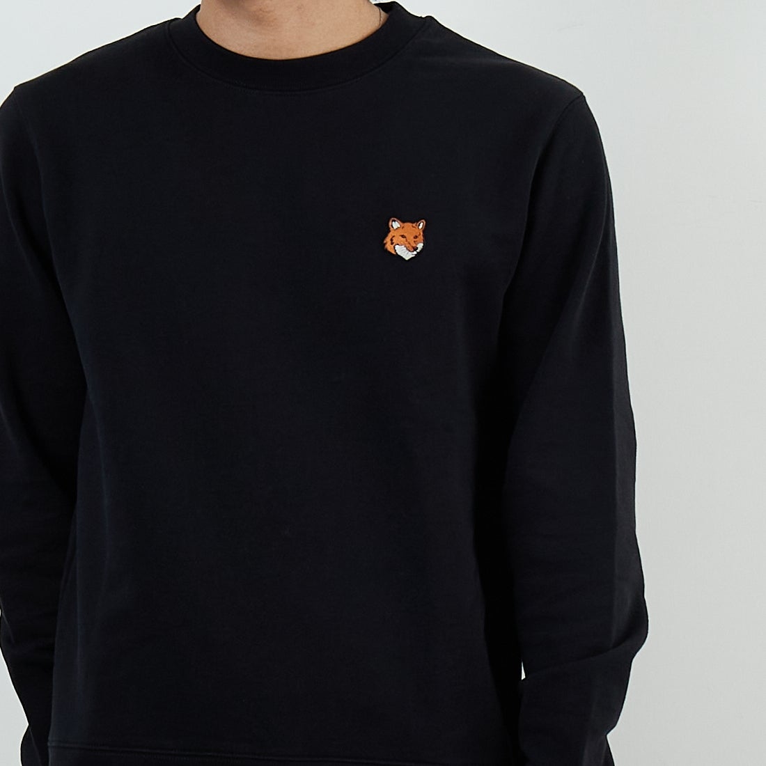 MAISON KITSUNE [メゾン キツネ] フォックスヘッド レギュラースウェット [PM00303KM0340] P199 BLACK &&モデル身長：179cm 着用サイズ：S&&
