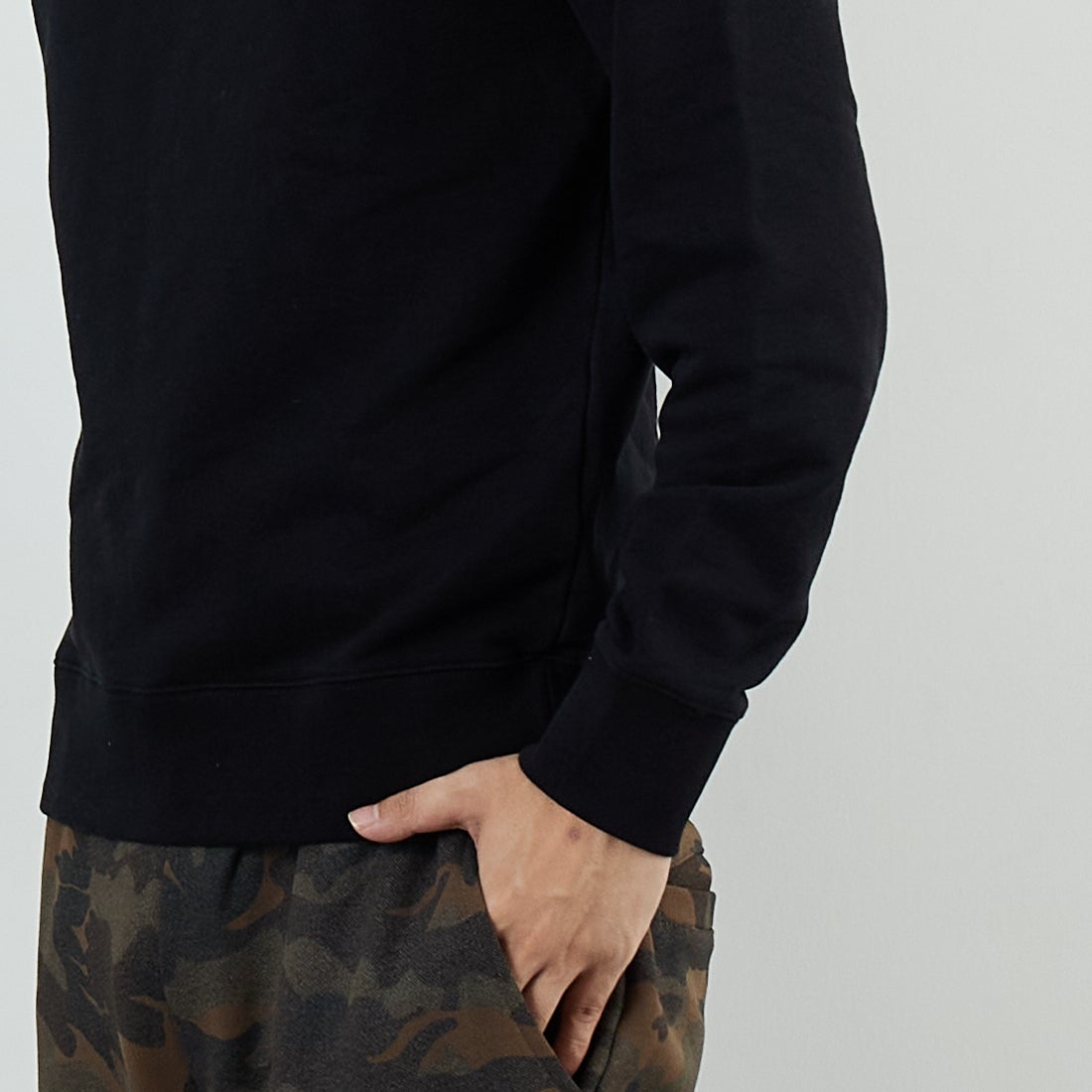 MAISON KITSUNE [メゾン キツネ] フォックスヘッド レギュラースウェット [PM00303KM0340] P199 BLACK &&モデル身長：179cm 着用サイズ：S&&