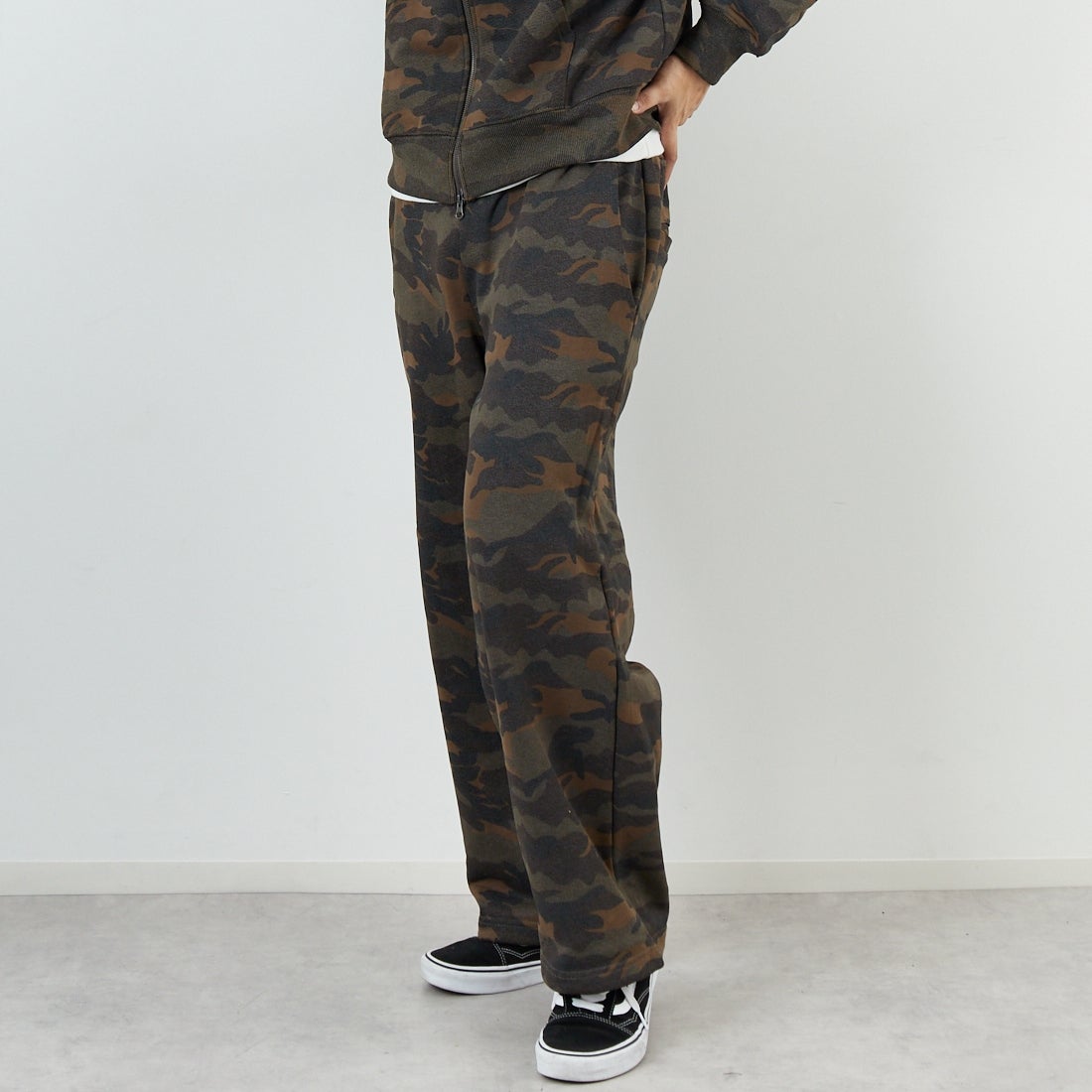 SLICK [スリック] カモフラージュプリント ワイドスウェットパンツ [5161040] 430 WOODLA &&モデル身長：179cm 着用サイズ：2&&