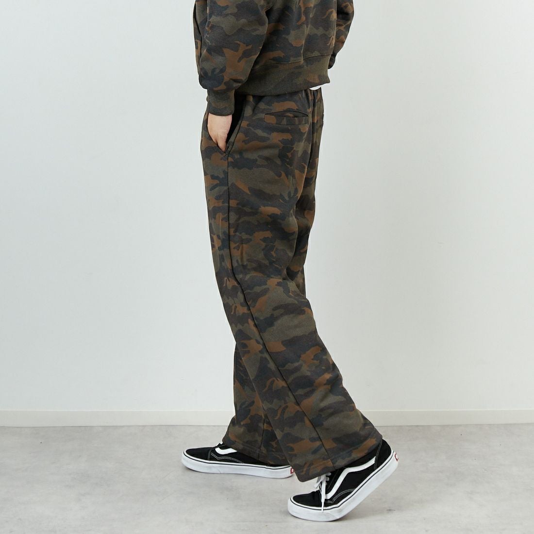 SLICK [スリック] カモフラージュプリント ワイドスウェットパンツ [5161040] 430 WOODLA &&モデル身長：179cm 着用サイズ：2&&