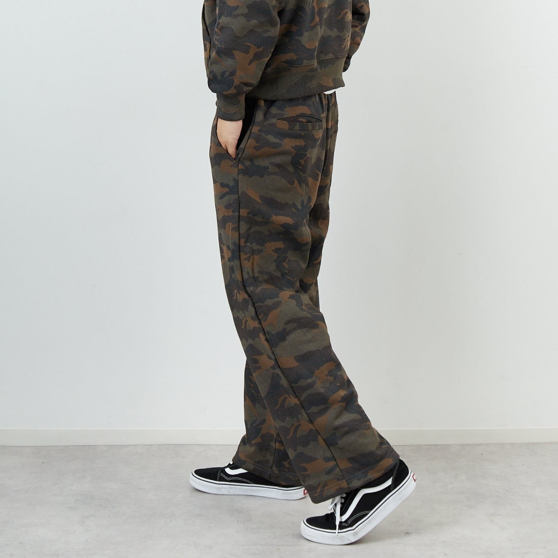 SLICK [スリック] カモフラージュプリント ワイドスウェットパンツ [5161040] 430 WOODLA &&モデル身長：179cm 着用サイズ：2&&