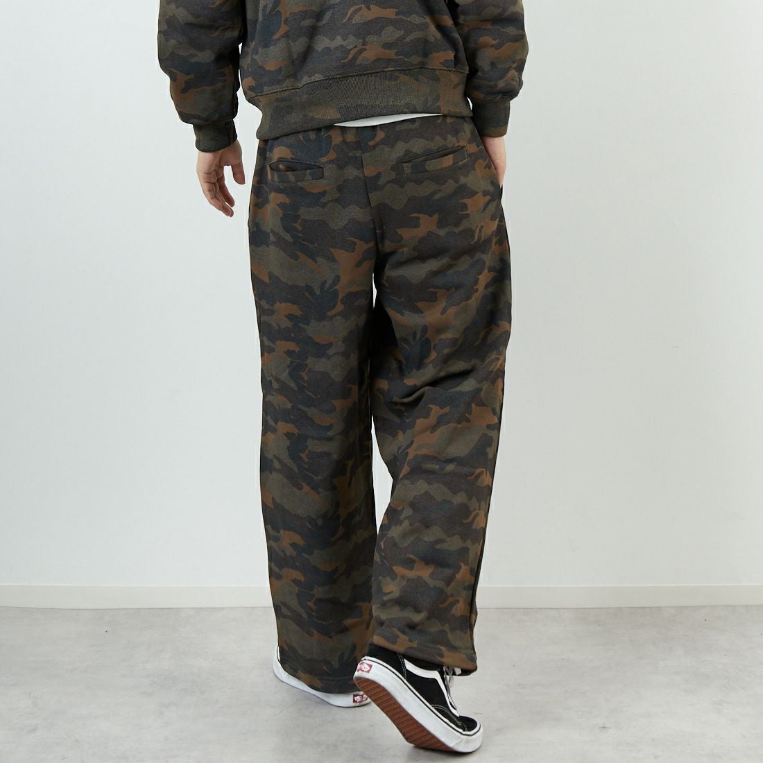 SLICK [スリック] カモフラージュプリント ワイドスウェットパンツ [5161040] 430 WOODLA &&モデル身長：179cm 着用サイズ：2&&