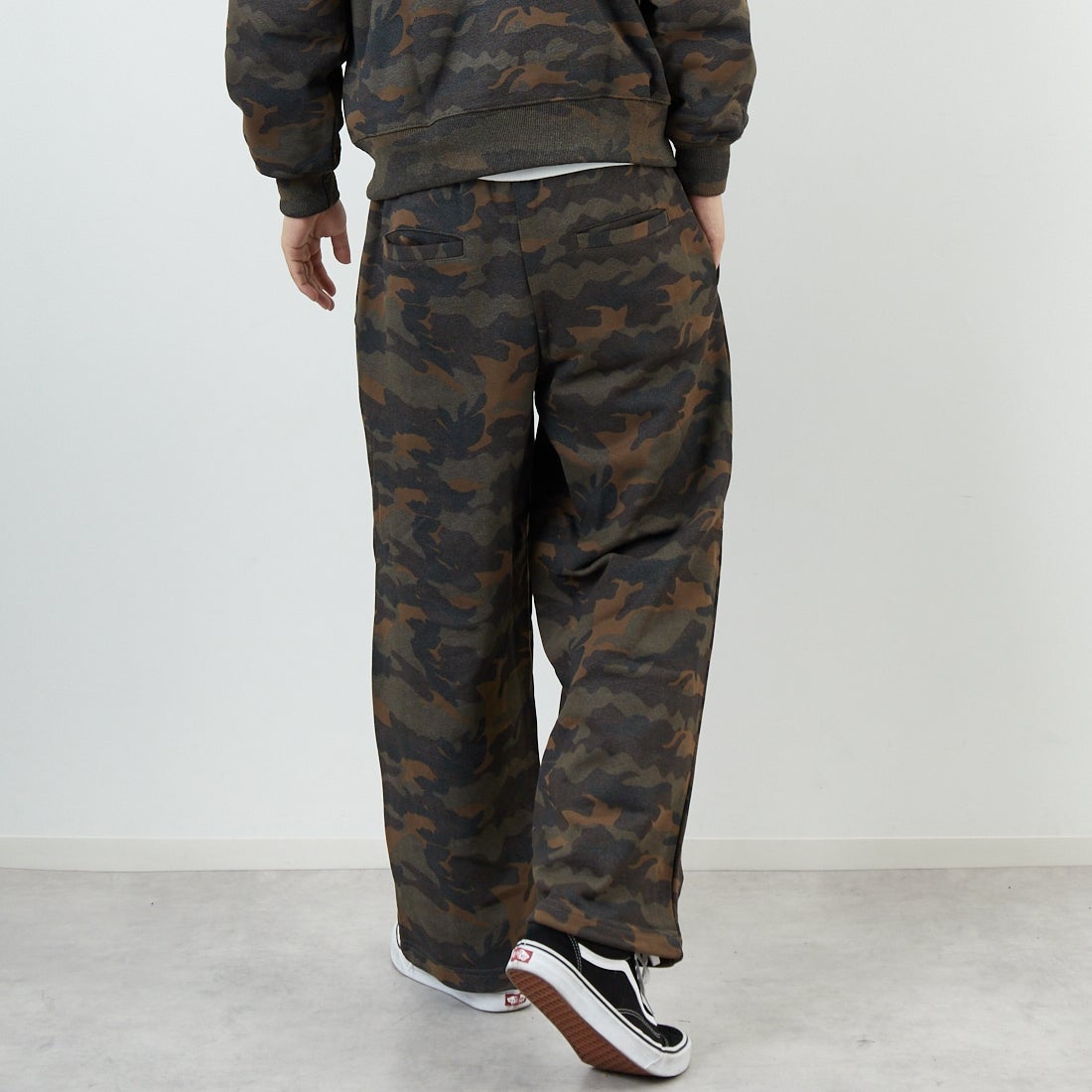 SLICK [スリック] カモフラージュプリント ワイドスウェットパンツ [5161040] 430 WOODLA &&モデル身長：179cm 着用サイズ：2&&