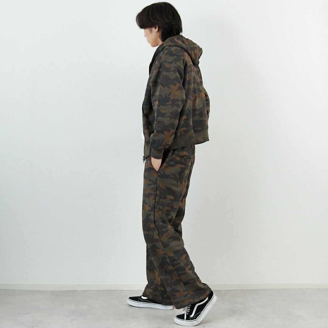 SLICK [スリック] カモフラージュプリント ワイドスウェットパンツ [5161040] 430 WOODLA &&モデル身長：179cm 着用サイズ：2&&