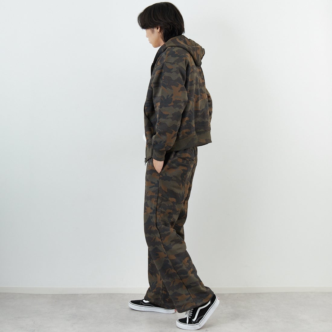 SLICK [スリック] カモフラージュプリント ワイドスウェットパンツ [5161040] 430 WOODLA &&モデル身長：179cm 着用サイズ：2&&
