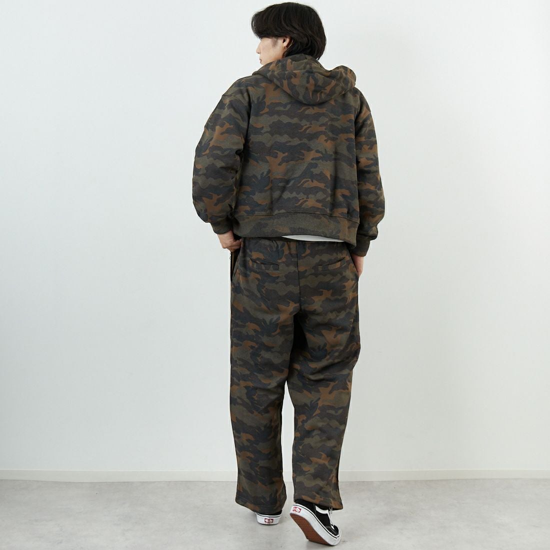 SLICK [スリック] カモフラージュプリント ワイドスウェットパンツ [5161040] 430 WOODLA &&モデル身長：179cm 着用サイズ：2&&