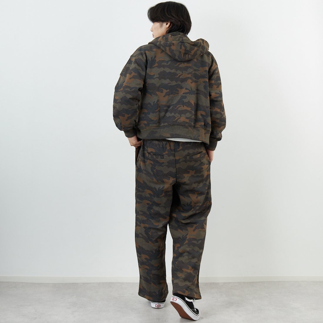 SLICK [スリック] カモフラージュプリント ワイドスウェットパンツ [5161040] 430 WOODLA &&モデル身長：179cm 着用サイズ：2&&