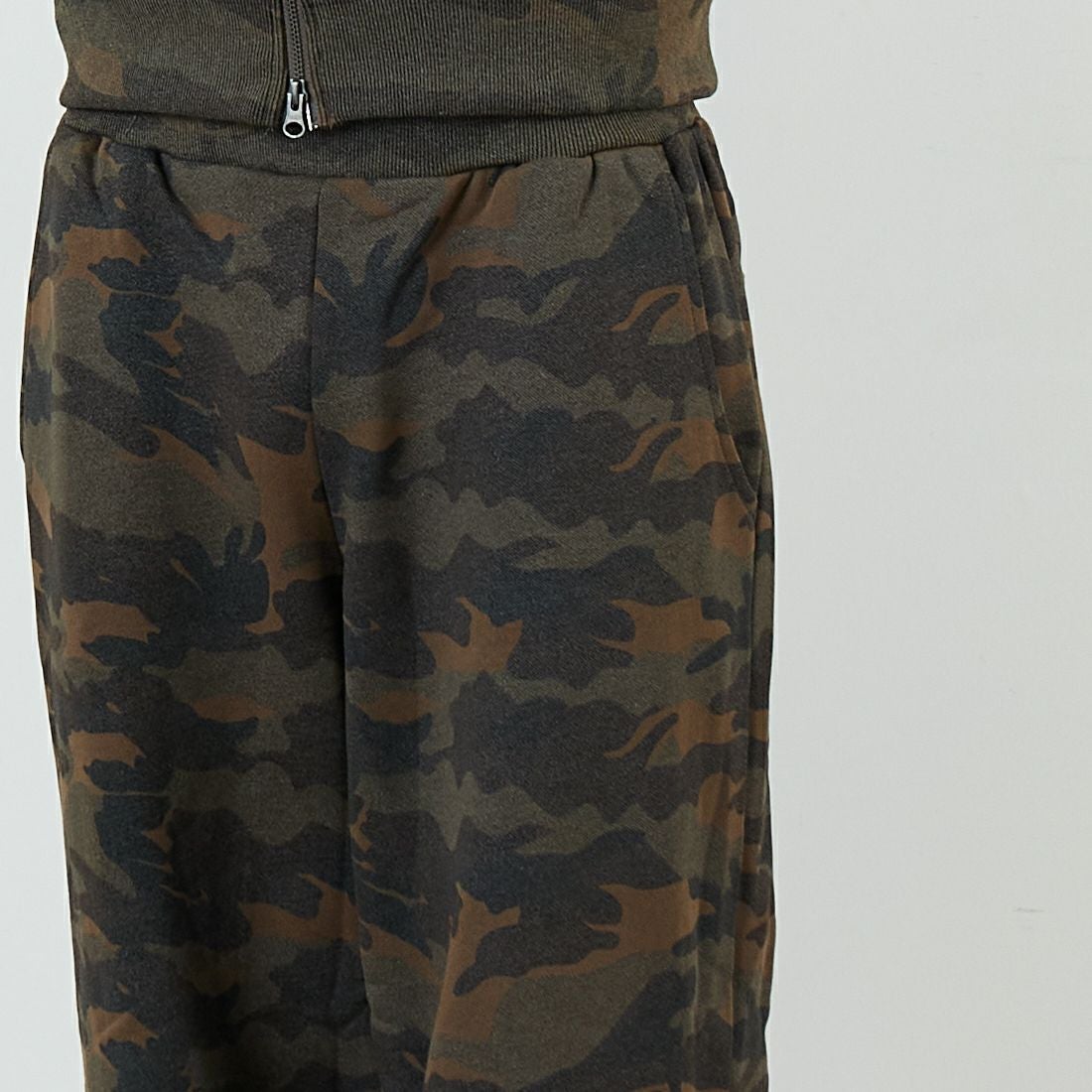 SLICK [スリック] カモフラージュプリント ワイドスウェットパンツ [5161040] 430 WOODLA &&モデル身長：179cm 着用サイズ：2&&