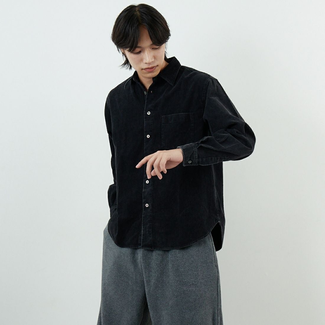 SLICK [スリック] サルファーダイ コーデュロイレギュラーシャツ [5121041] 700 BLACK &&モデル身長：179cm 着用サイズ：1&&