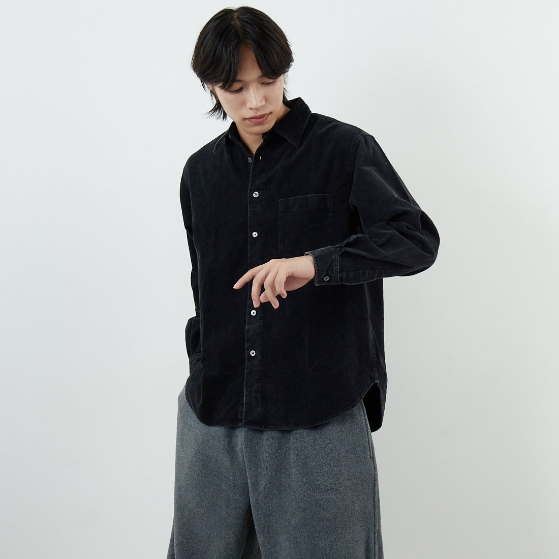 SLICK [スリック] サルファーダイ コーデュロイレギュラーシャツ [5121041] 700 BLACK &&モデル身長：179cm 着用サイズ：1&&