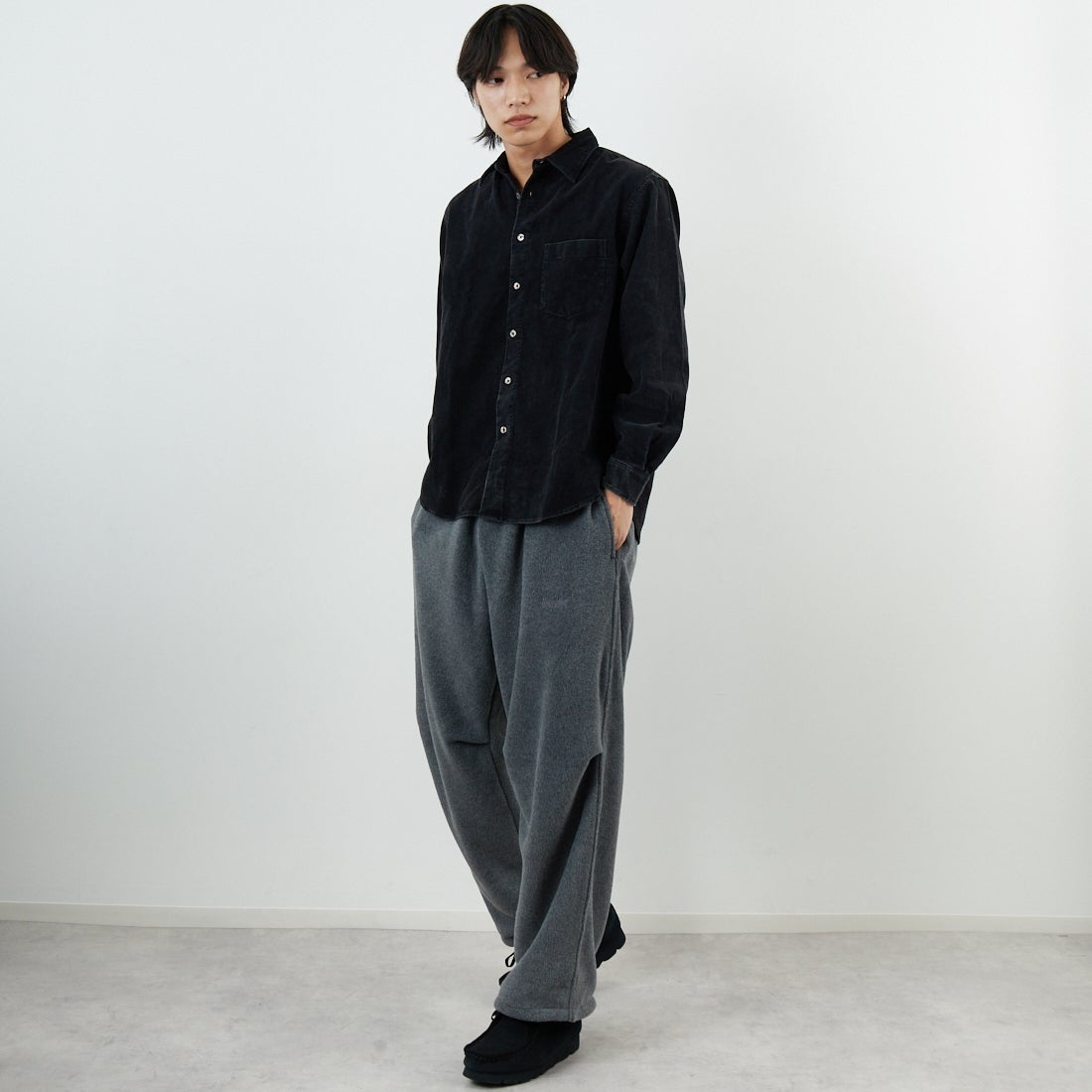 SLICK [スリック] サルファーダイ コーデュロイレギュラーシャツ [5121041] 700 BLACK &&モデル身長：179cm 着用サイズ：1&&