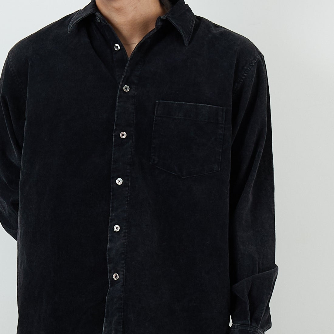 SLICK [スリック] サルファーダイ コーデュロイレギュラーシャツ [5121041] 700 BLACK &&モデル身長：179cm 着用サイズ：1&&