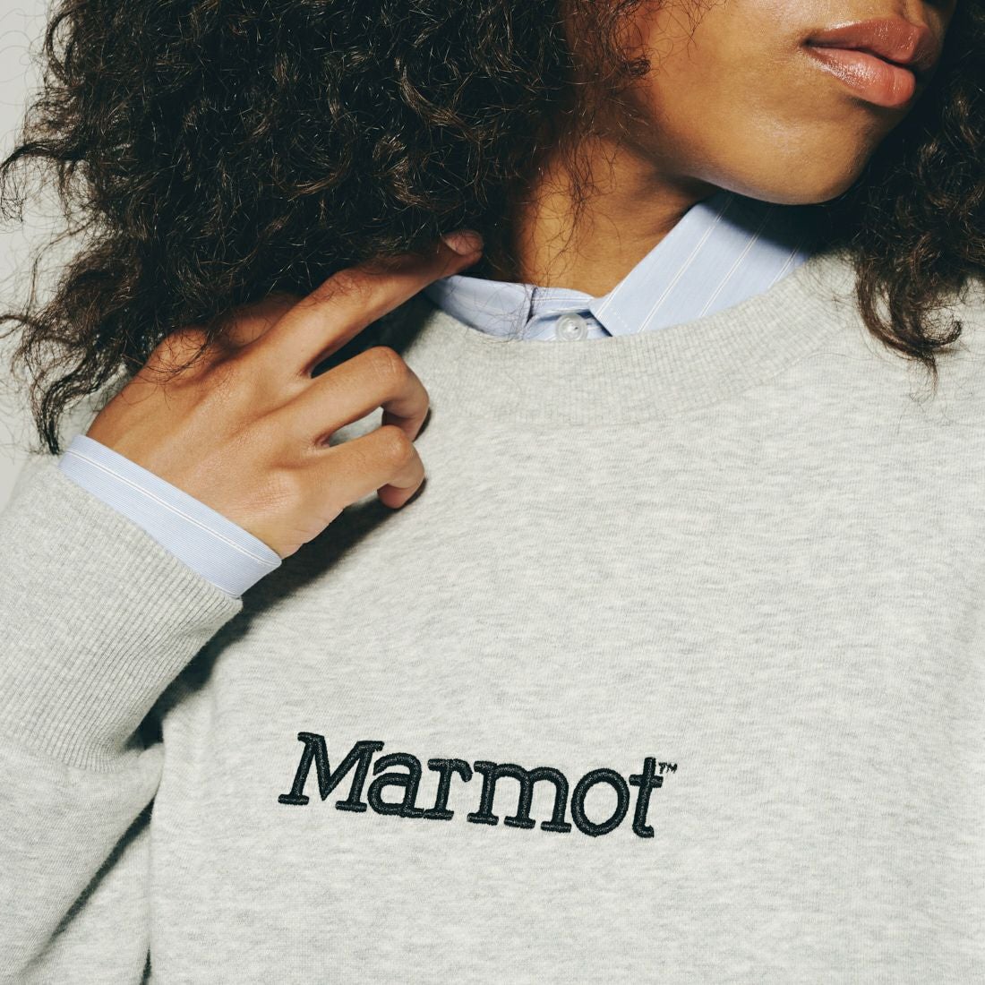 Marmot [マーモット] 別注 ブランド刺繍ロゴ クルーネックスウェット [MTFW25USW364IN-JF] TOP GRAY