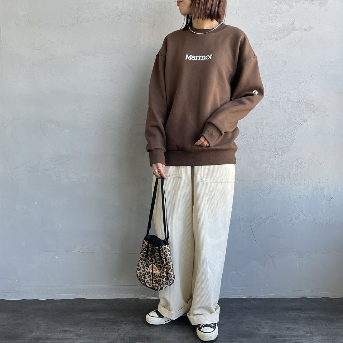 Marmot [マーモット] 別注 ブランド刺繍ロゴ クルーネックスウェット [MTFW25USW364IN-JF] BROWN &&モデル身長：159cm 着用サイズ：S&&