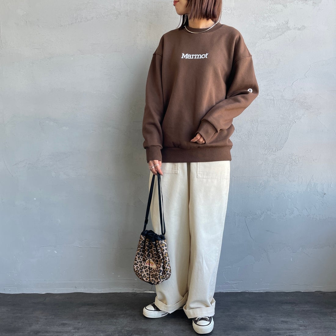 Marmot [マーモット] 別注 ブランド刺繍ロゴ クルーネックスウェット [MTFW25USW364IN-JF] BROWN &&モデル身長：159cm 着用サイズ：S&&