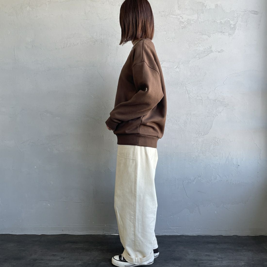 Marmot [マーモット] 別注 ブランド刺繍ロゴ クルーネックスウェット [MTFW25USW364IN-JF] BROWN &&モデル身長：159cm 着用サイズ：S&&