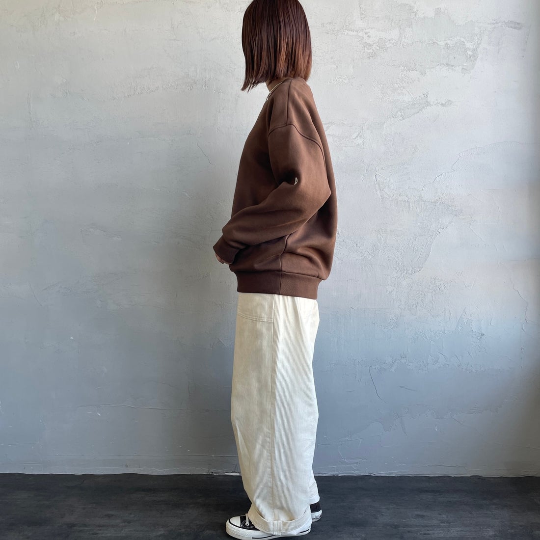 Marmot [マーモット] 別注 ブランド刺繍ロゴ クルーネックスウェット [MTFW25USW364IN-JF] BROWN &&モデル身長：159cm 着用サイズ：S&&