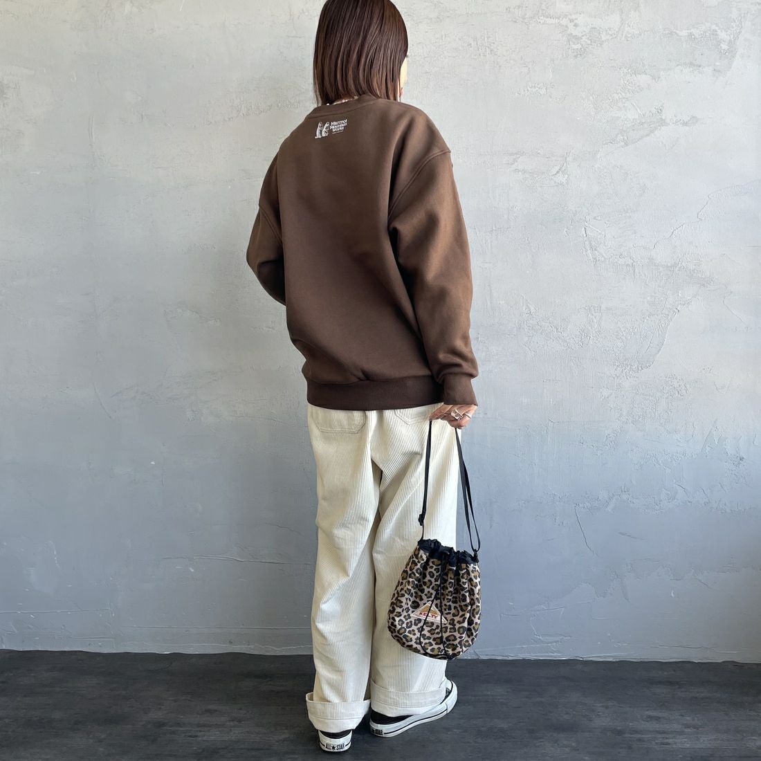 Marmot [マーモット] 別注 ブランド刺繍ロゴ クルーネックスウェット [MTFW25USW364IN-JF] BROWN &&モデル身長：159cm 着用サイズ：S&&