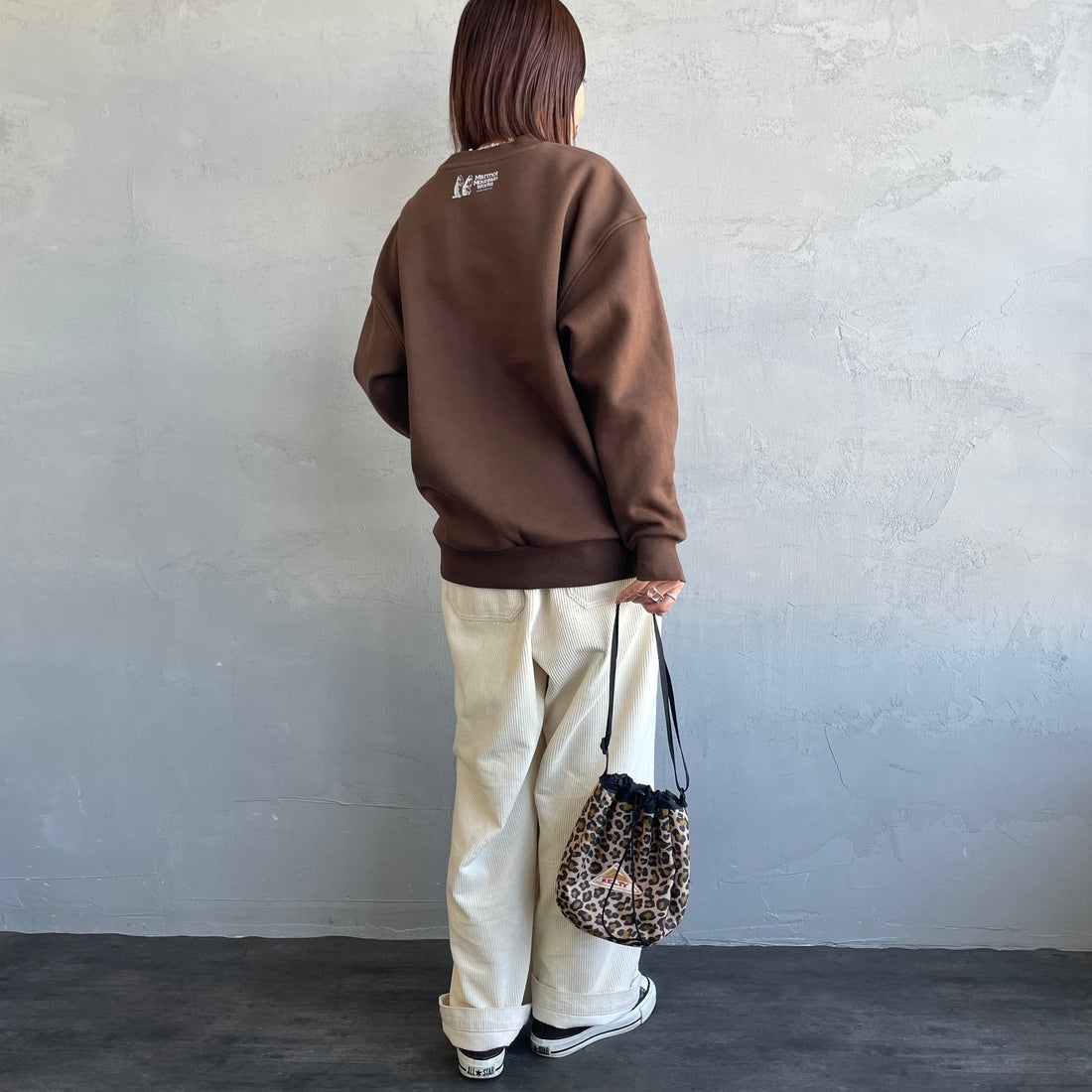 Marmot [マーモット] 別注 ブランド刺繍ロゴ クルーネックスウェット [MTFW25USW364IN-JF] BROWN &&モデル身長：159cm 着用サイズ：S&&