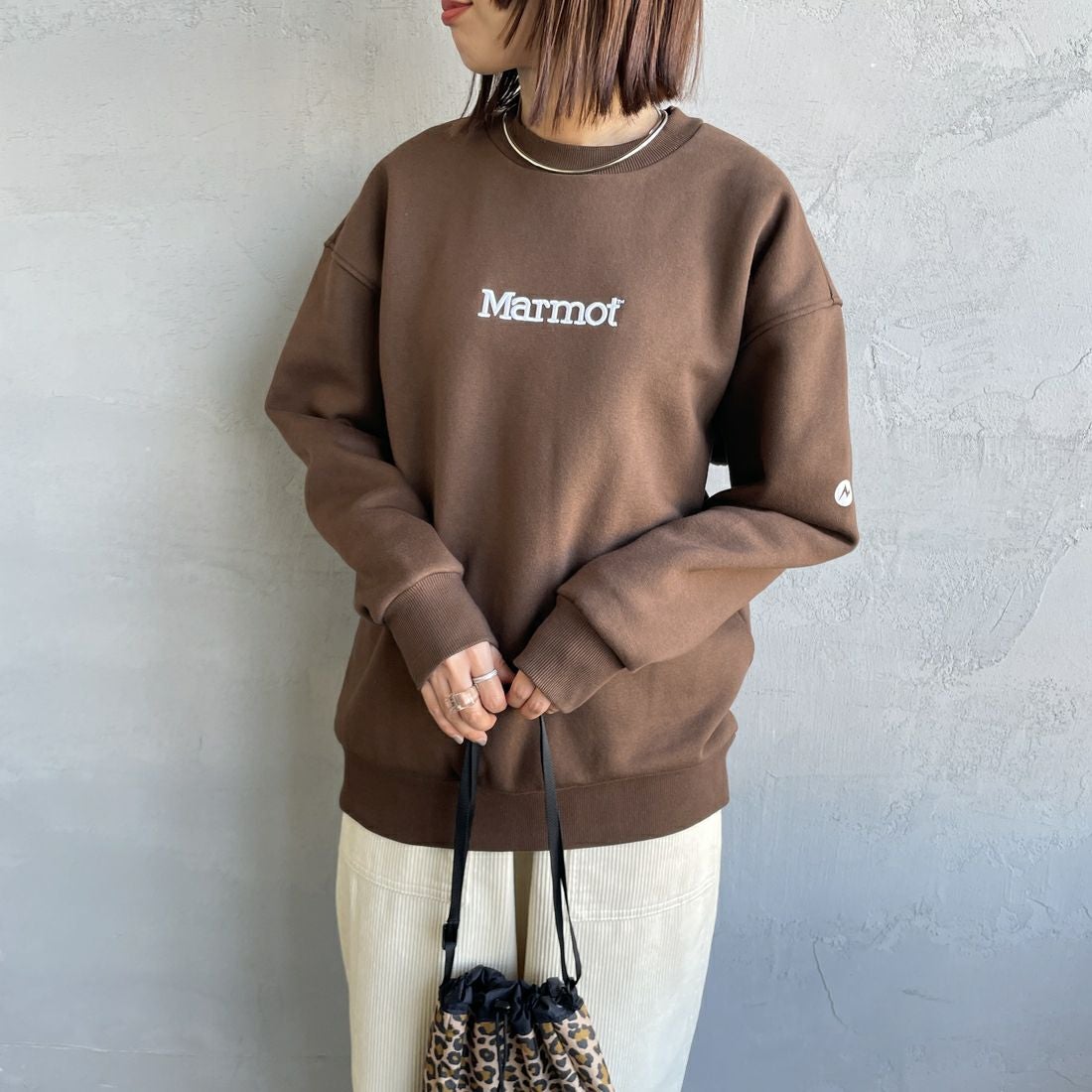Marmot [マーモット] 別注 ブランド刺繍ロゴ クルーネックスウェット [MTFW25USW364IN-JF] BROWN &&モデル身長：159cm 着用サイズ：S&&