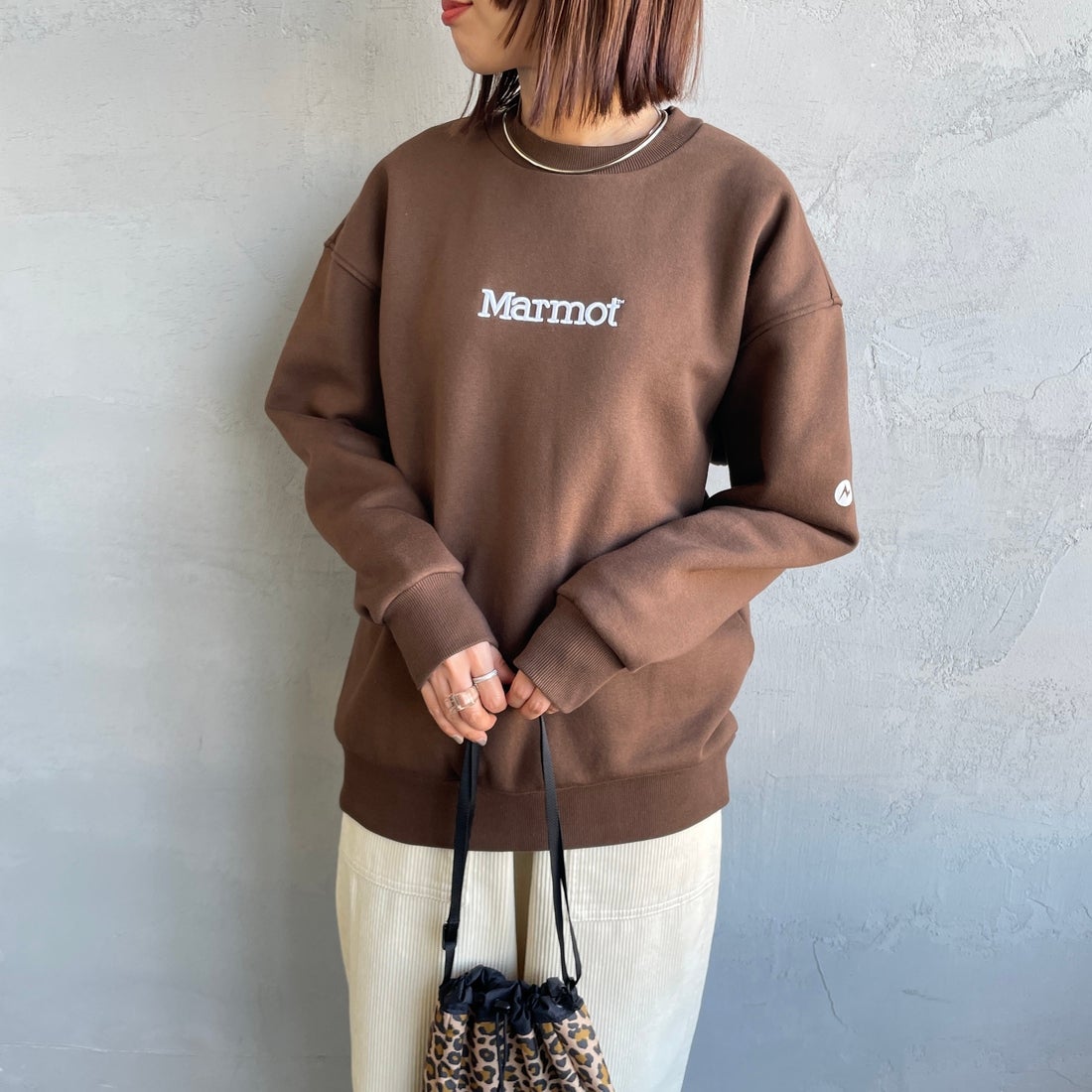 Marmot [マーモット] 別注 ブランド刺繍ロゴ クルーネックスウェット [MTFW25USW364IN-JF] BROWN &&モデル身長：159cm 着用サイズ：S&&