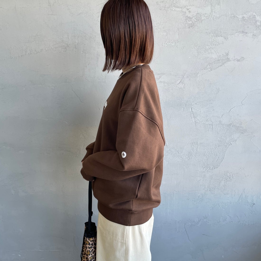 Marmot [マーモット] 別注 ブランド刺繍ロゴ クルーネックスウェット [MTFW25USW364IN-JF] BROWN &&モデル身長：159cm 着用サイズ：S&&