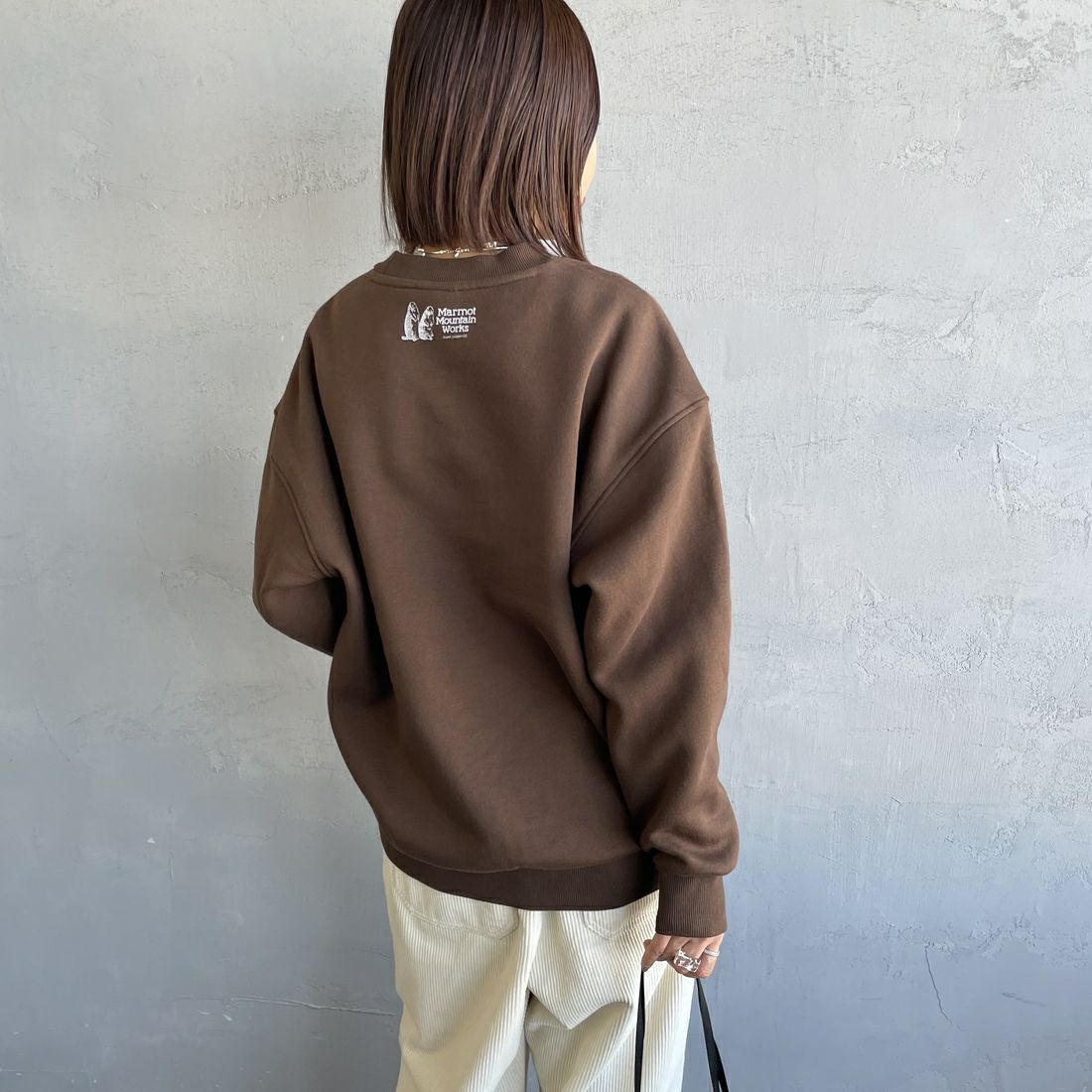 Marmot [マーモット] 別注 ブランド刺繍ロゴ クルーネックスウェット [MTFW25USW364IN-JF] BROWN &&モデル身長：159cm 着用サイズ：S&&