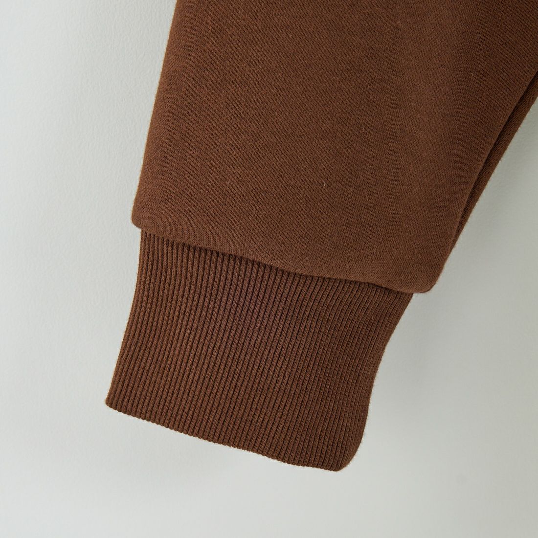 Marmot [マーモット] 別注 ブランド刺繍ロゴ クルーネックスウェット [MTFW25USW364IN-JF] BROWN