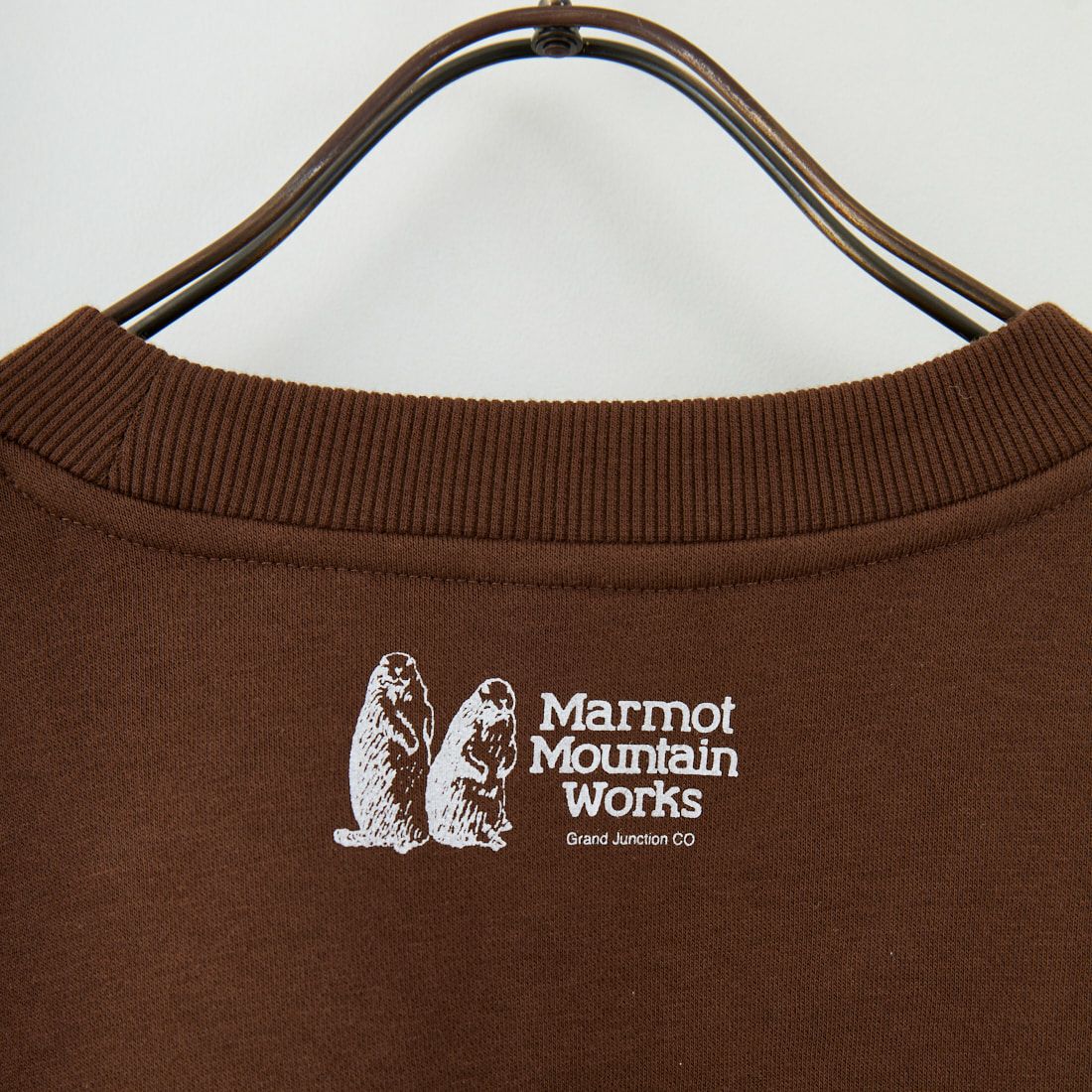 Marmot [マーモット] 別注 ブランド刺繍ロゴ クルーネックスウェット [MTFW25USW364IN-JF] BROWN