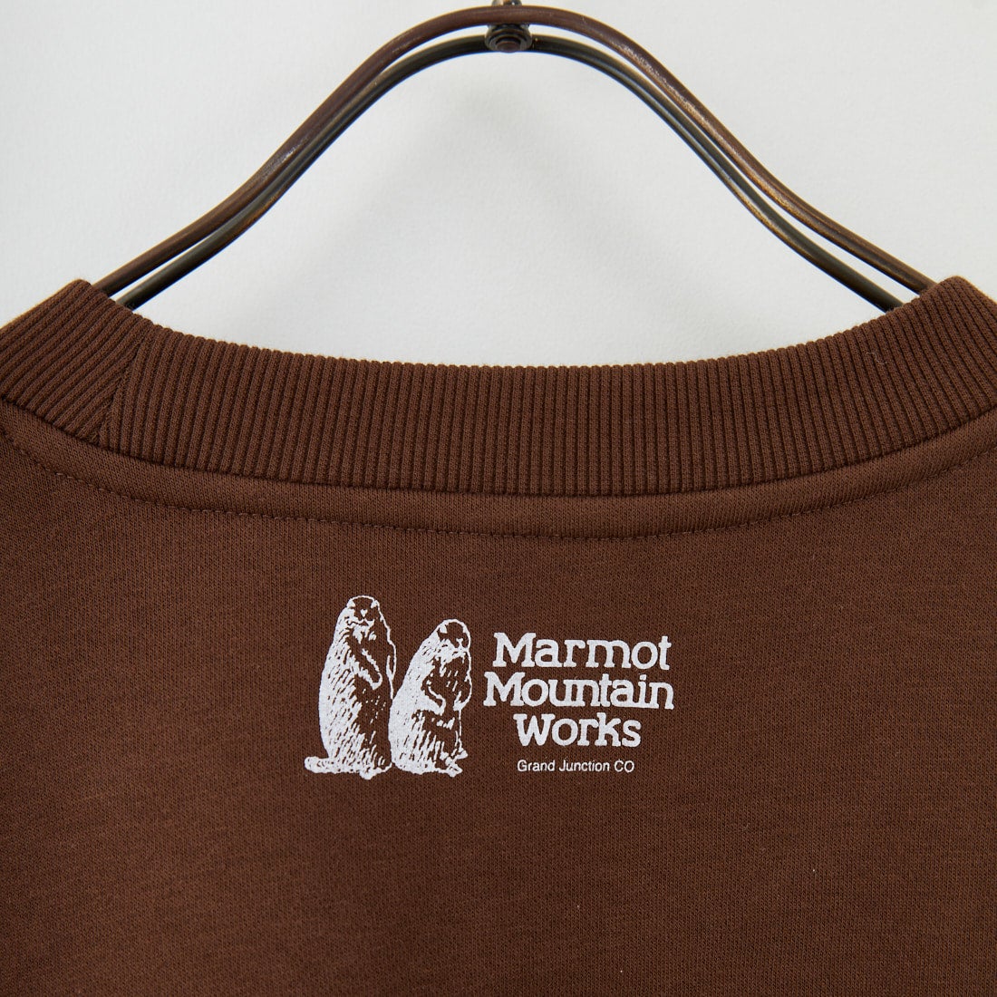 Marmot [マーモット] 別注 ブランド刺繍ロゴ クルーネックスウェット [MTFW25USW364IN-JF] BROWN