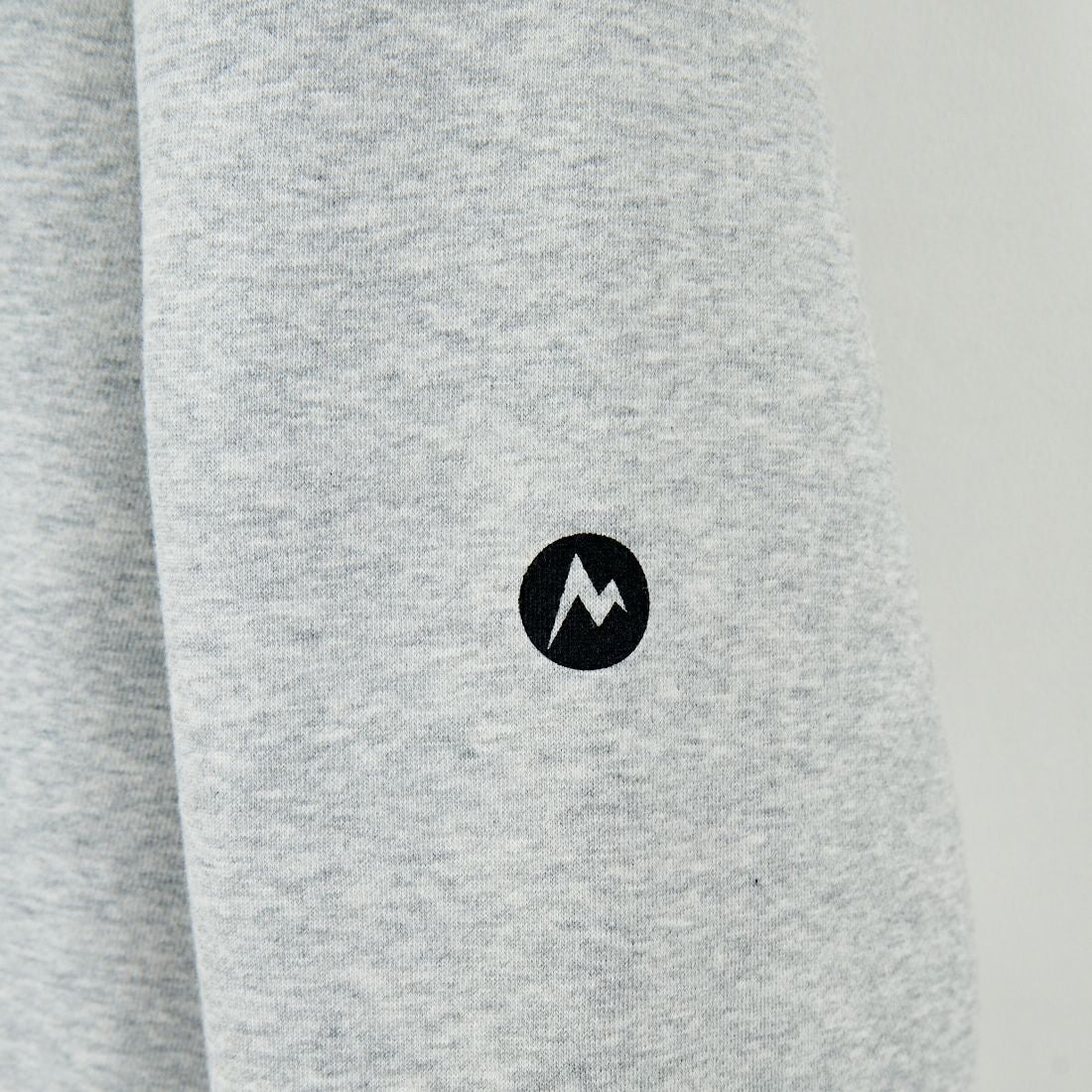 Marmot [マーモット] 別注 ブランド刺繍ロゴ クルーネックスウェット [MTFW25USW364IN-JF] TOP GRAY