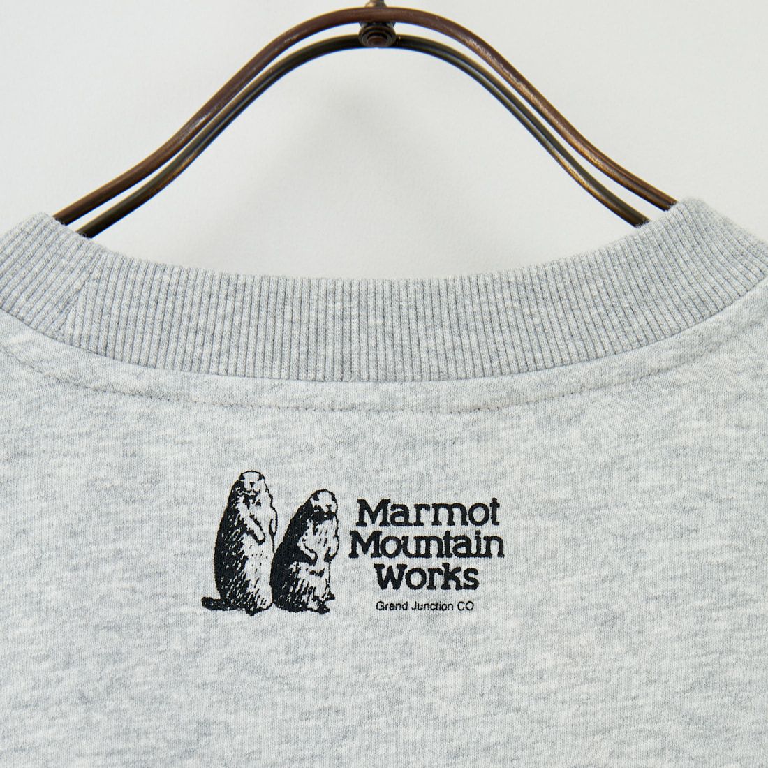 Marmot [マーモット] 別注 ブランド刺繍ロゴ クルーネックスウェット [MTFW25USW364IN-JF] TOP GRAY
