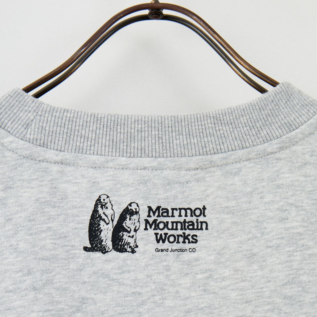 Marmot [マーモット] 別注 ブランド刺繍ロゴ クルーネックスウェット [MTFW25USW364IN-JF] TOP GRAY