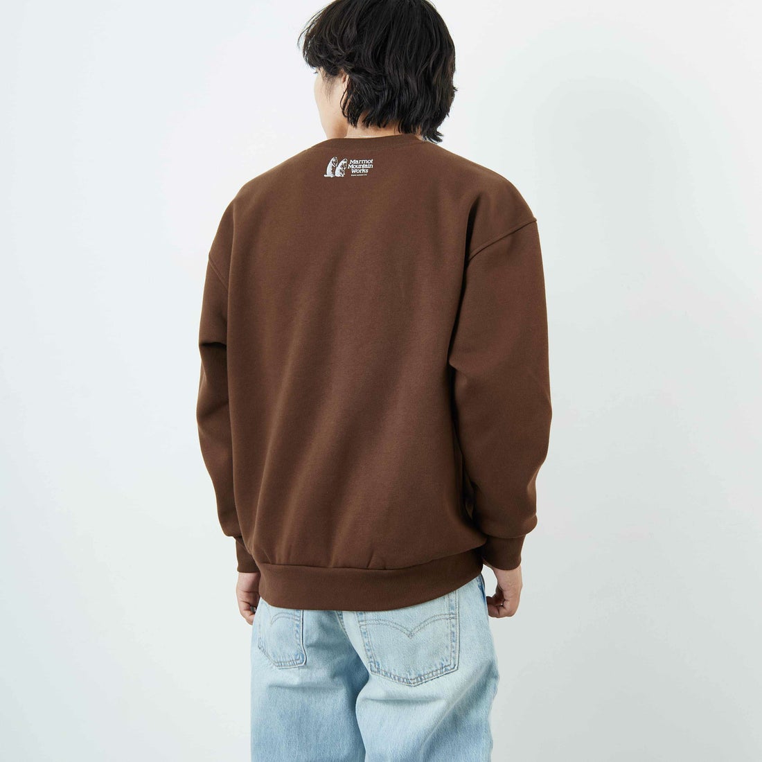 Marmot [マーモット] 別注 ブランド刺繍ロゴ クルーネックスウェット [MTFW25USW364IN-JF] BROWN &&モデル身長：179cm 着用サイズ：L&&