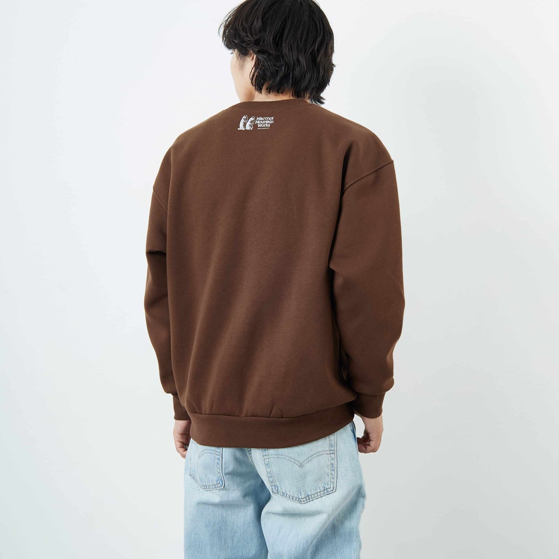 Marmot [マーモット] 別注 ブランド刺繍ロゴ クルーネックスウェット [MTFW25USW364IN-JF] BROWN &&モデル身長：179cm 着用サイズ：L&&