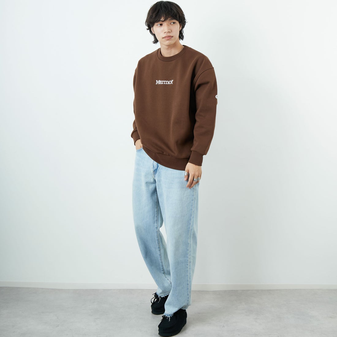 Marmot [マーモット] 別注 ブランド刺繍ロゴ クルーネックスウェット [MTFW25USW364IN-JF] BROWN &&モデル身長：179cm 着用サイズ：L&&