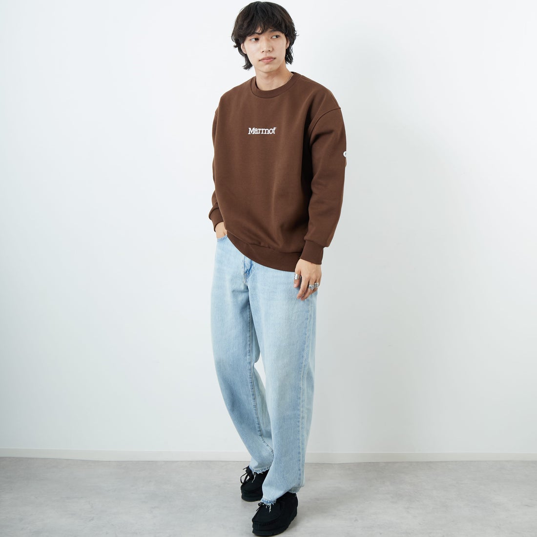 Marmot [マーモット] 別注 ブランド刺繍ロゴ クルーネックスウェット [MTFW25USW364IN-JF] BROWN &&モデル身長：179cm 着用サイズ：L&&
