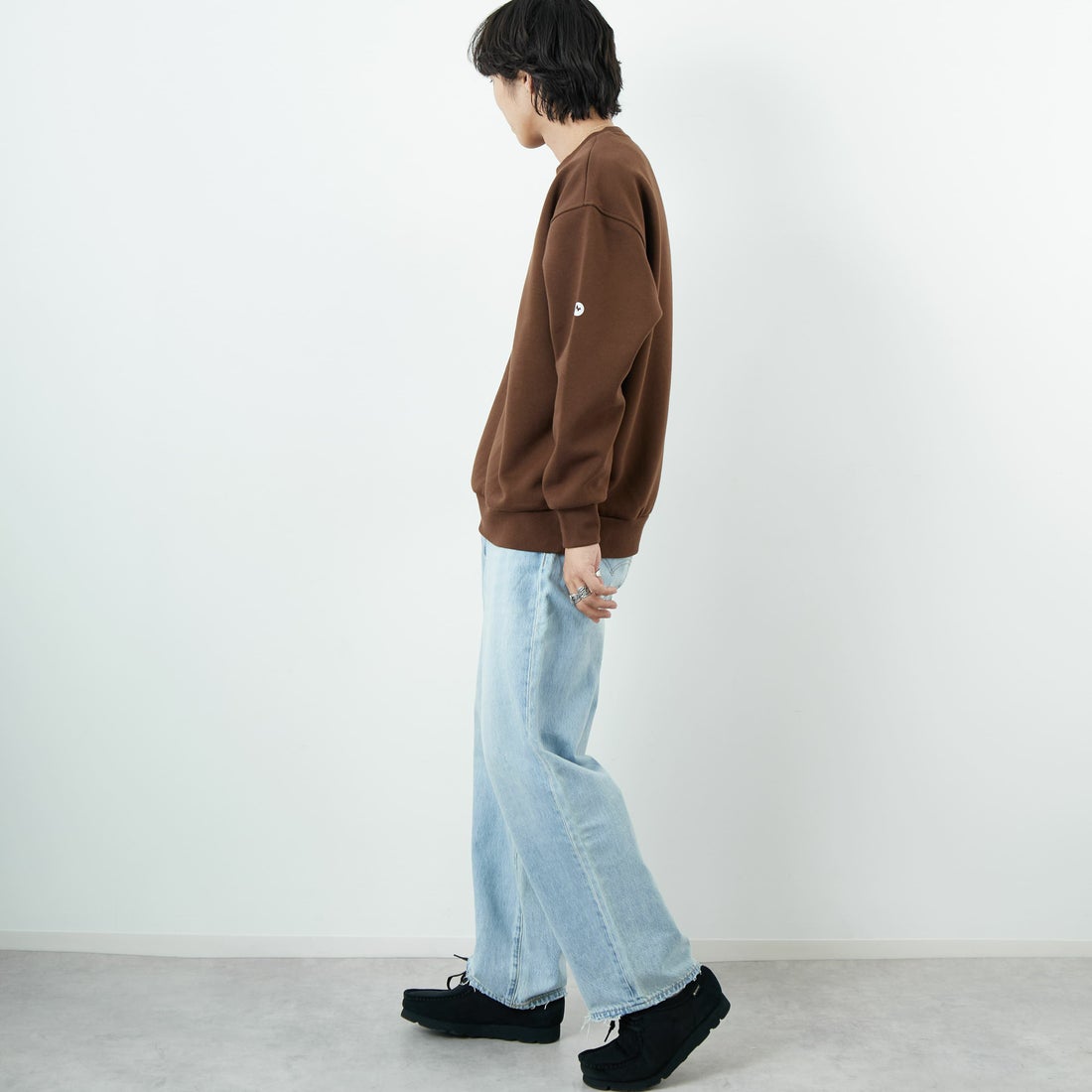 Marmot [マーモット] 別注 ブランド刺繍ロゴ クルーネックスウェット [MTFW25USW364IN-JF] BROWN &&モデル身長：179cm 着用サイズ：L&&