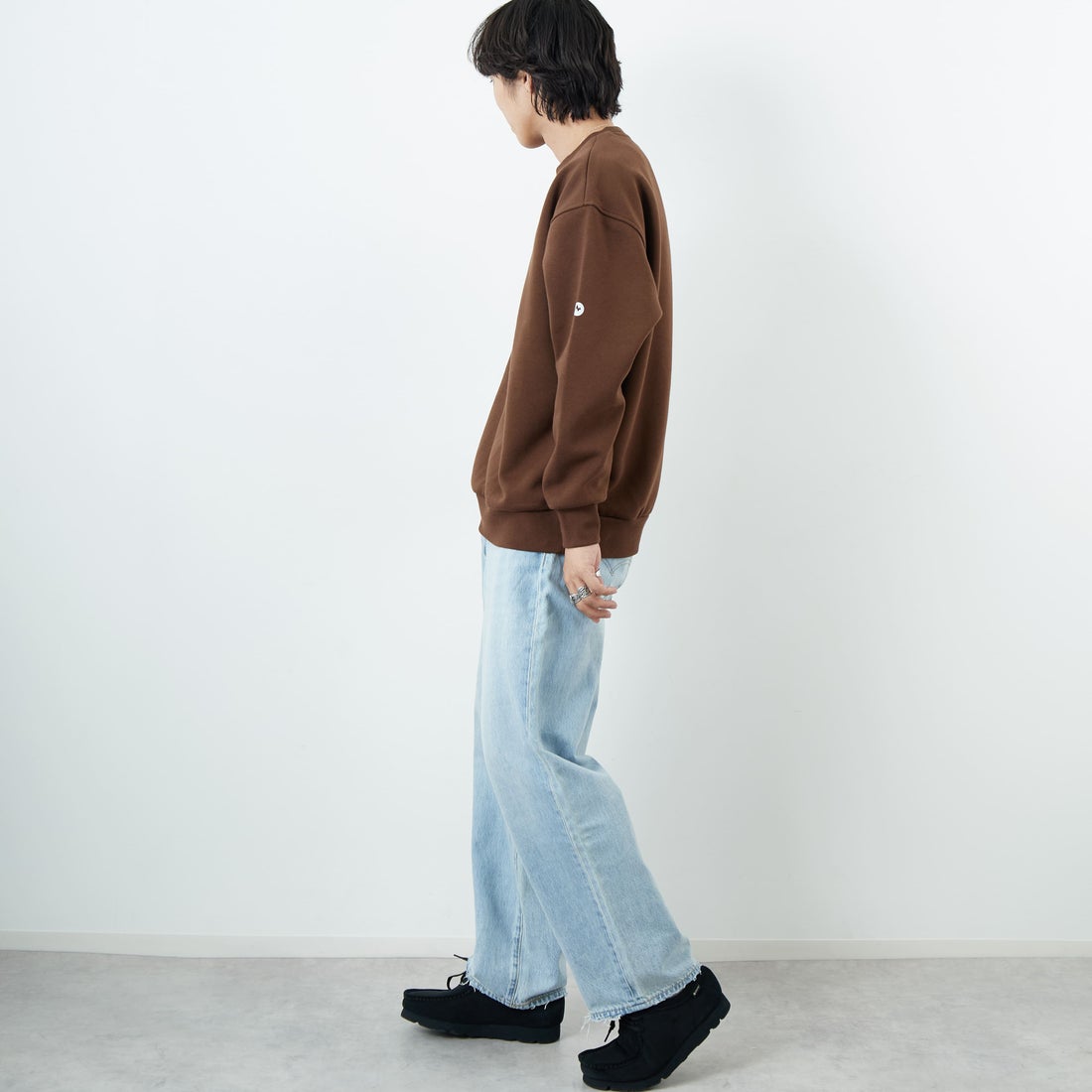 Marmot [マーモット] 別注 ブランド刺繍ロゴ クルーネックスウェット [MTFW25USW364IN-JF] BROWN &&モデル身長：179cm 着用サイズ：L&&