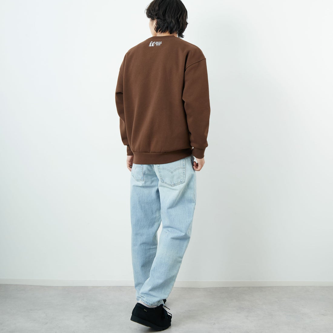 Marmot [マーモット] 別注 ブランド刺繍ロゴ クルーネックスウェット [MTFW25USW364IN-JF] BROWN &&モデル身長：179cm 着用サイズ：L&&