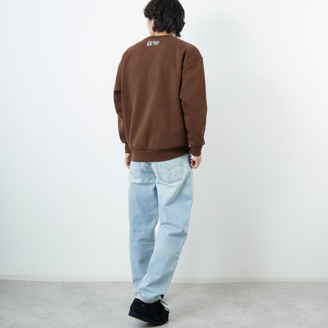 Marmot [マーモット] 別注 ブランド刺繍ロゴ クルーネックスウェット [MTFW25USW364IN-JF] BROWN &&モデル身長：179cm 着用サイズ：L&&